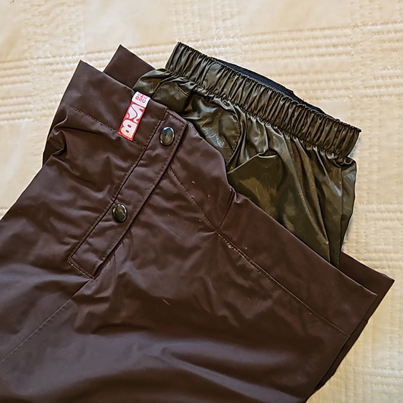 This is a pair of ski/snowboard pants from Bonfire. - Picture 2 of 7